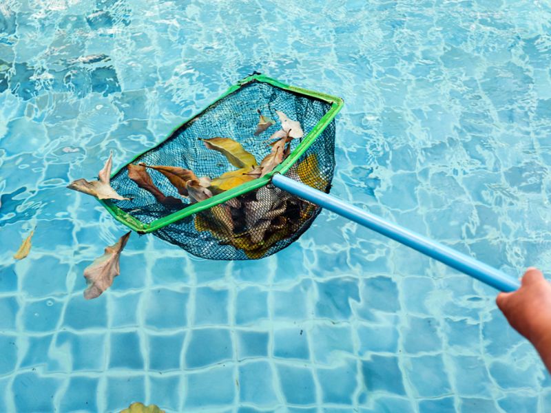 Hướng dẫn vệ sinh bể bơi đúng cách để nước luôn trong xanh và an toàn